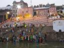 Waschungen am Ganges in Varanasi