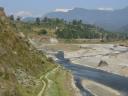 Khairenitar (Nepal): Blick zum Fluss auf die Berge von Juttas Farm aus